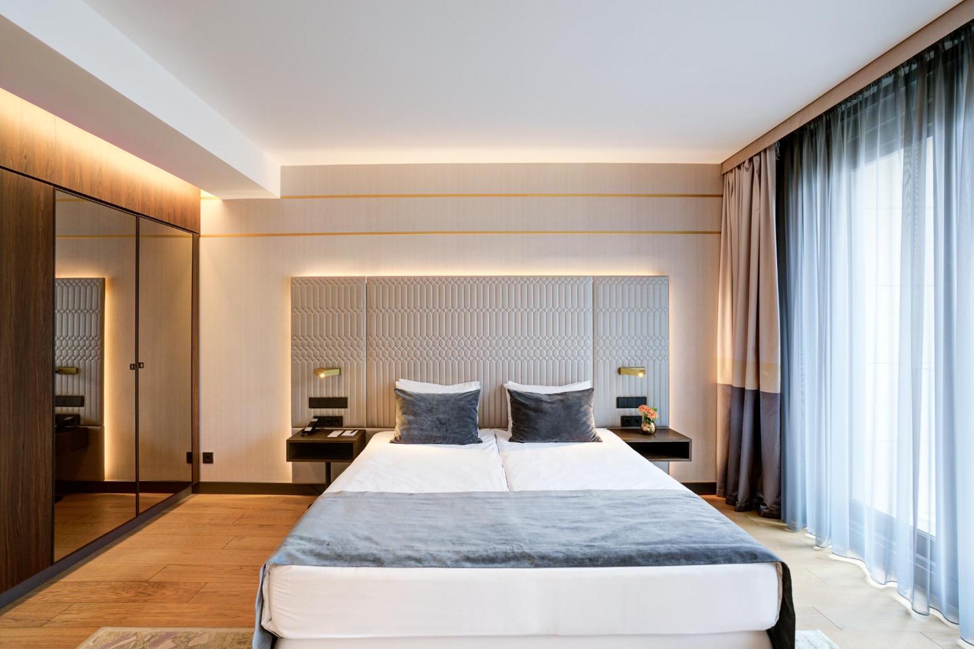 Emerald Downtown Luxury Suites By Continental Group Budapest Exterior photo
